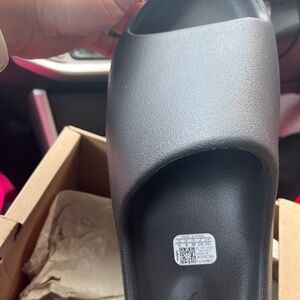 Yeezy Slides Onyx size 6